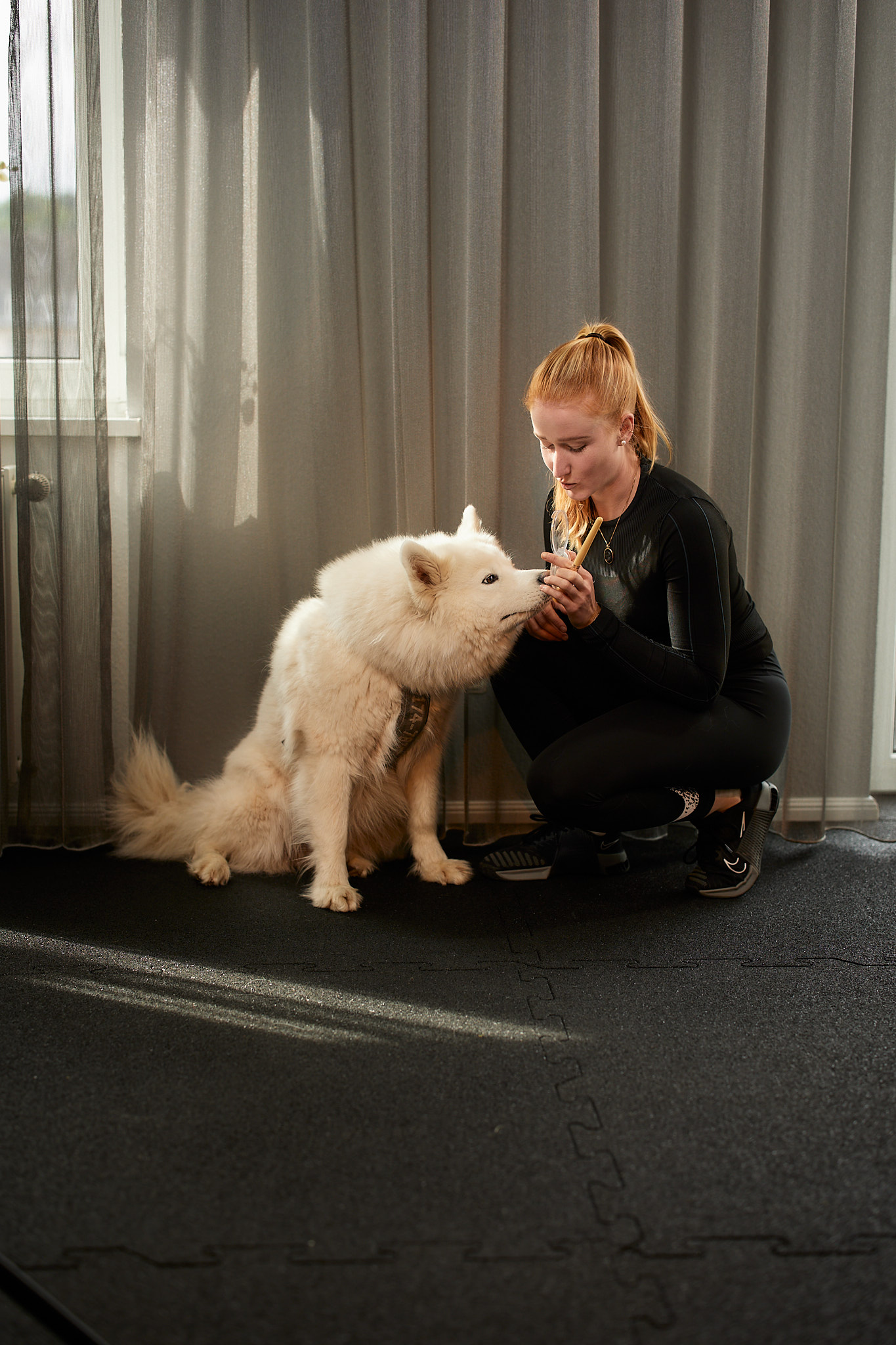 Marie Stumm mit ihrem Hund in der Physiofabrik